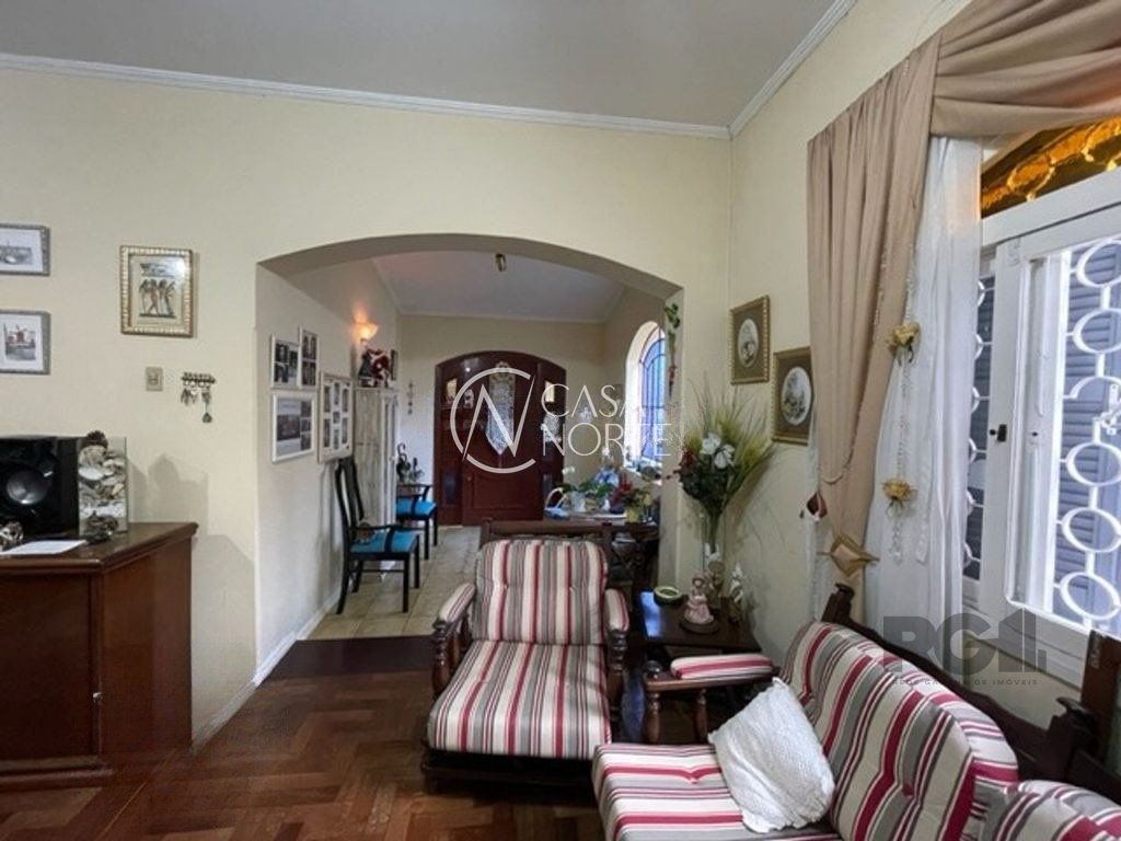 Casa à venda com 4 quartos, 265m², 1 suíte, 3 vagas, Rua Bernardino Caetano Fraga no bairro Santa Tereza em Porto Alegre