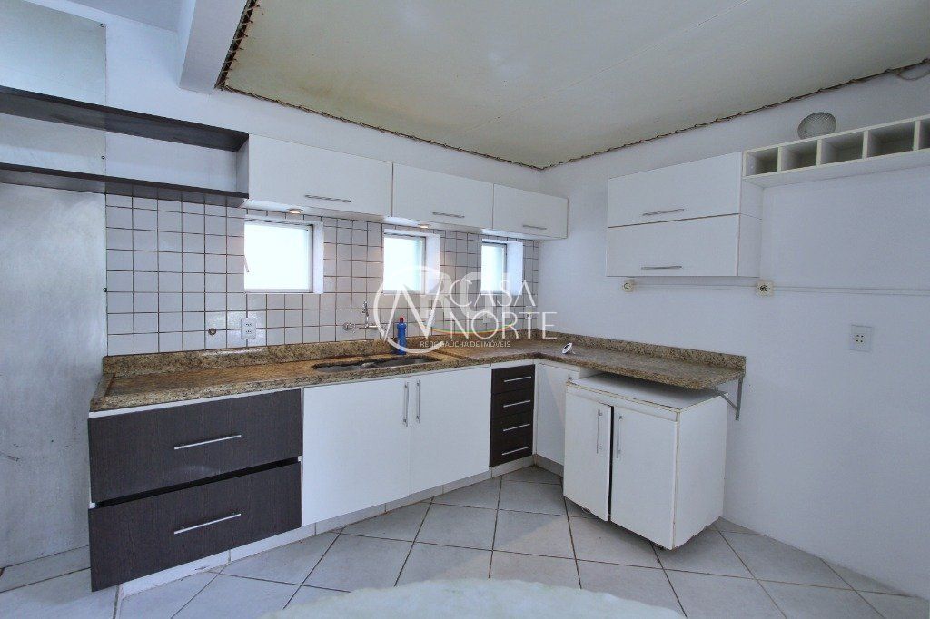 Casa à venda com 3 quartos, 199m², 1 suíte, 4 vagas, Rua Upamaroti no bairro Cristal em Porto Alegre