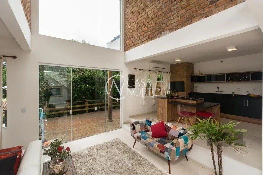 Casa à venda com 3 quartos, 273m², 3 suítes, 4 vagas, Rua Doutor Pitrez no bairro Ipanema em Porto Alegre