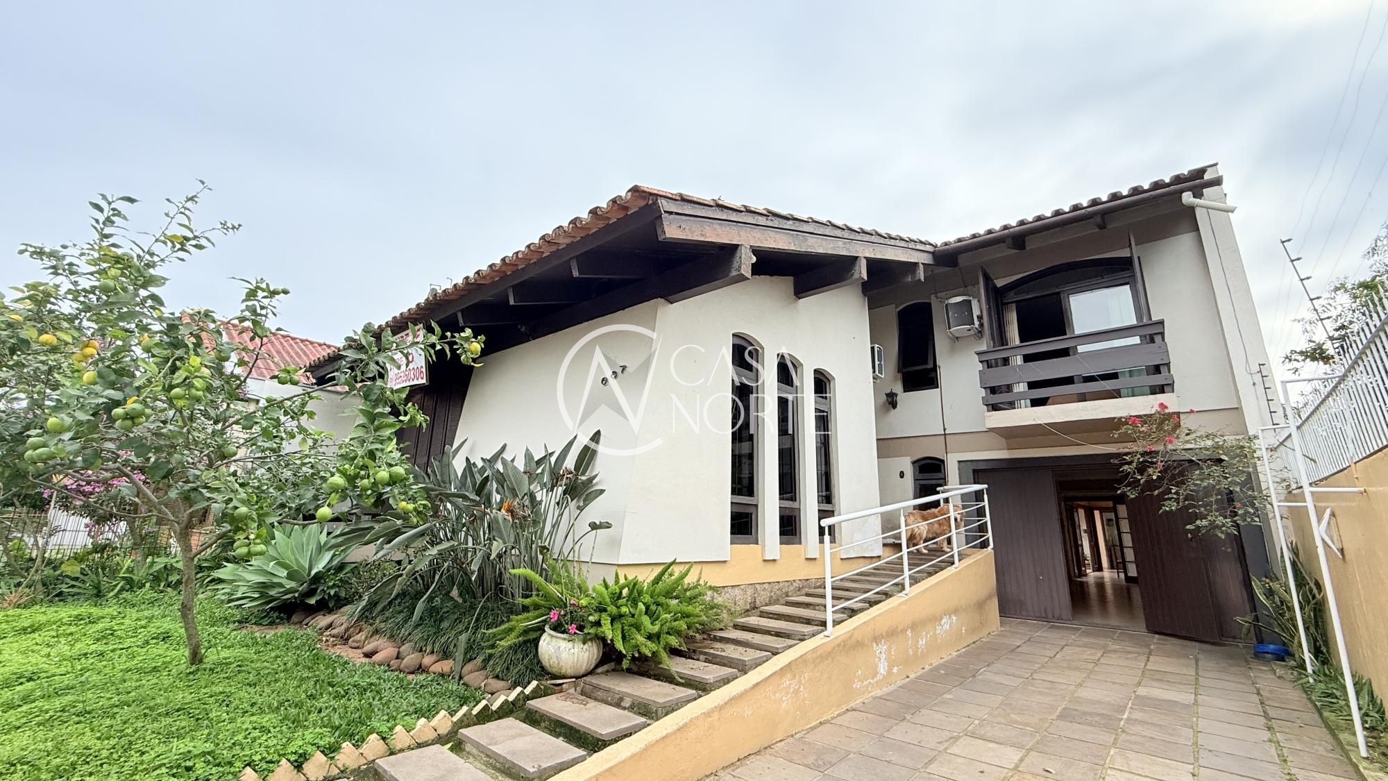 Casa à venda com 4 quartos, 260m², 1 suíte, 4 vagas, Rua Xavier da Cunha no bairro Nonoai em Porto Alegre