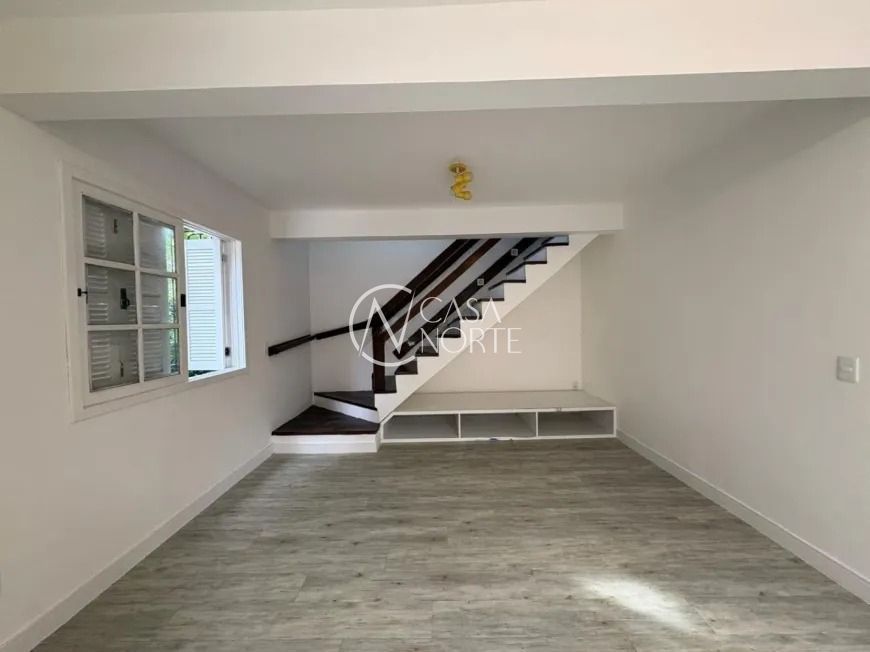 Casa à venda com 3 quartos, 170m², 1 suíte, 4 vagas, Rua Cunha Neto no bairro Nonoai em Porto Alegre
