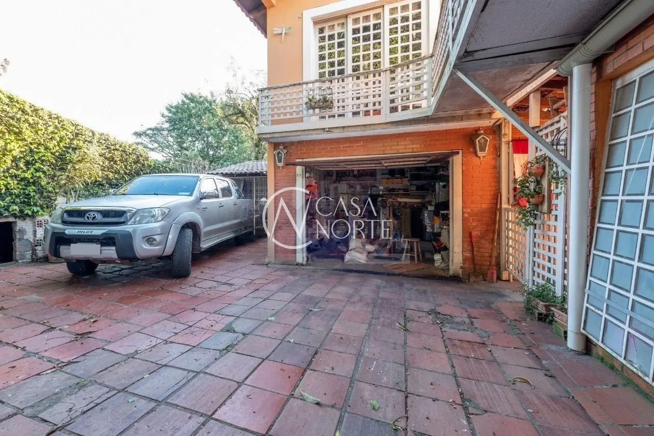 Casa à venda com 3 quartos, 206m², 3 vagas, Rua Antônio Pereira Júnior no bairro Santa Tereza em Porto Alegre