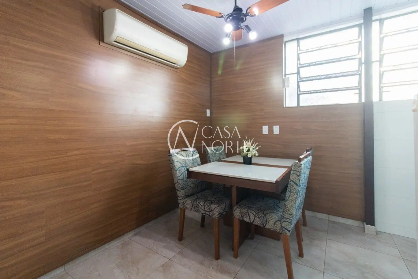 Casa à venda com 4 quartos, 175m², 3 vagas, Rua Júlio Lopes dos Santos Sobrinho no bairro Santa Tereza em Porto Alegre