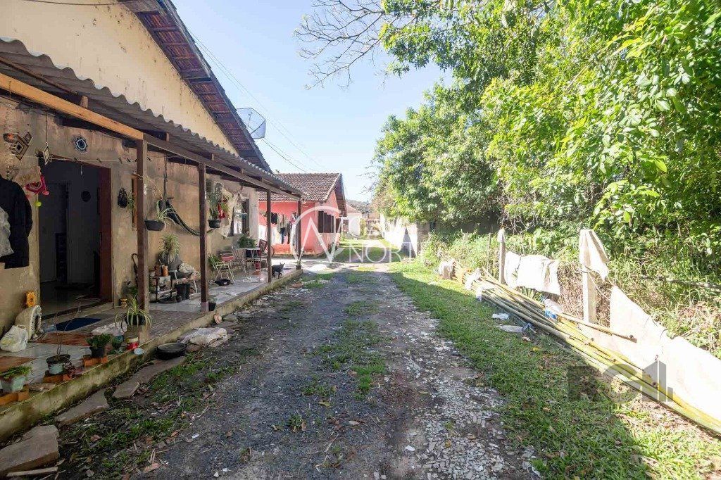 Casa à venda com 6 quartos, 393m², 4 vagas, Avenida Rodrigues da Fonseca no bairro Vila Nova em Porto Alegre