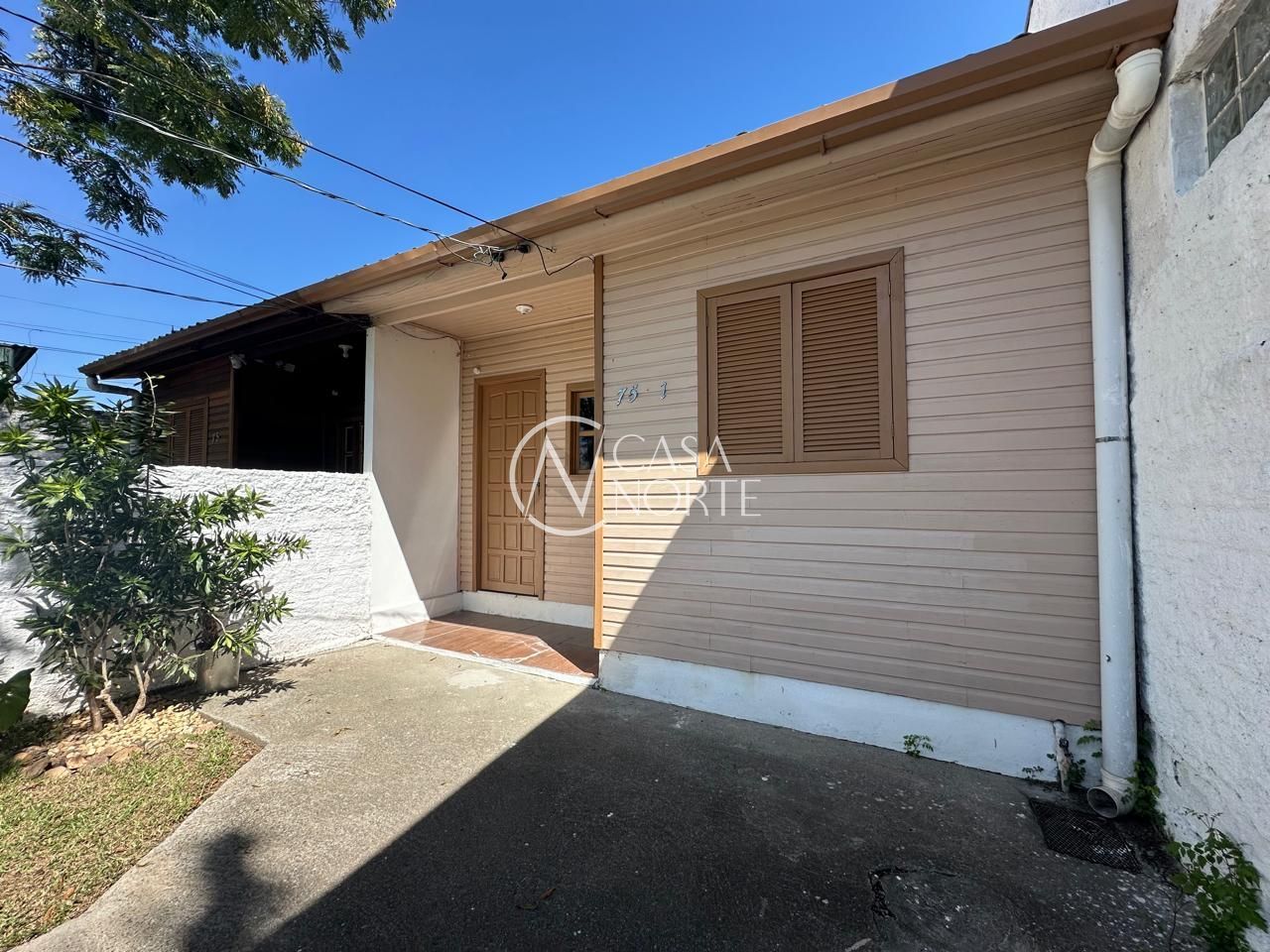 Casa à venda com 2 quartos, 55m², 2 vagas, Praça Frederico Westphalen no bairro Cavalhada em Porto Alegre