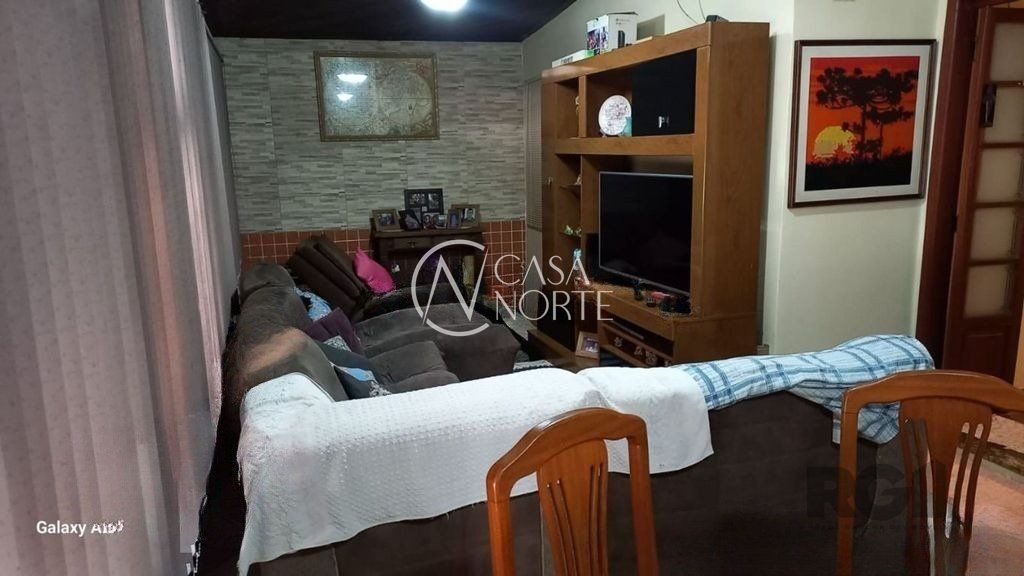 Casa à venda com 3 quartos, 200m², 2 vagas, Rua Vicenta Maria no bairro Rubem Berta em Porto Alegre