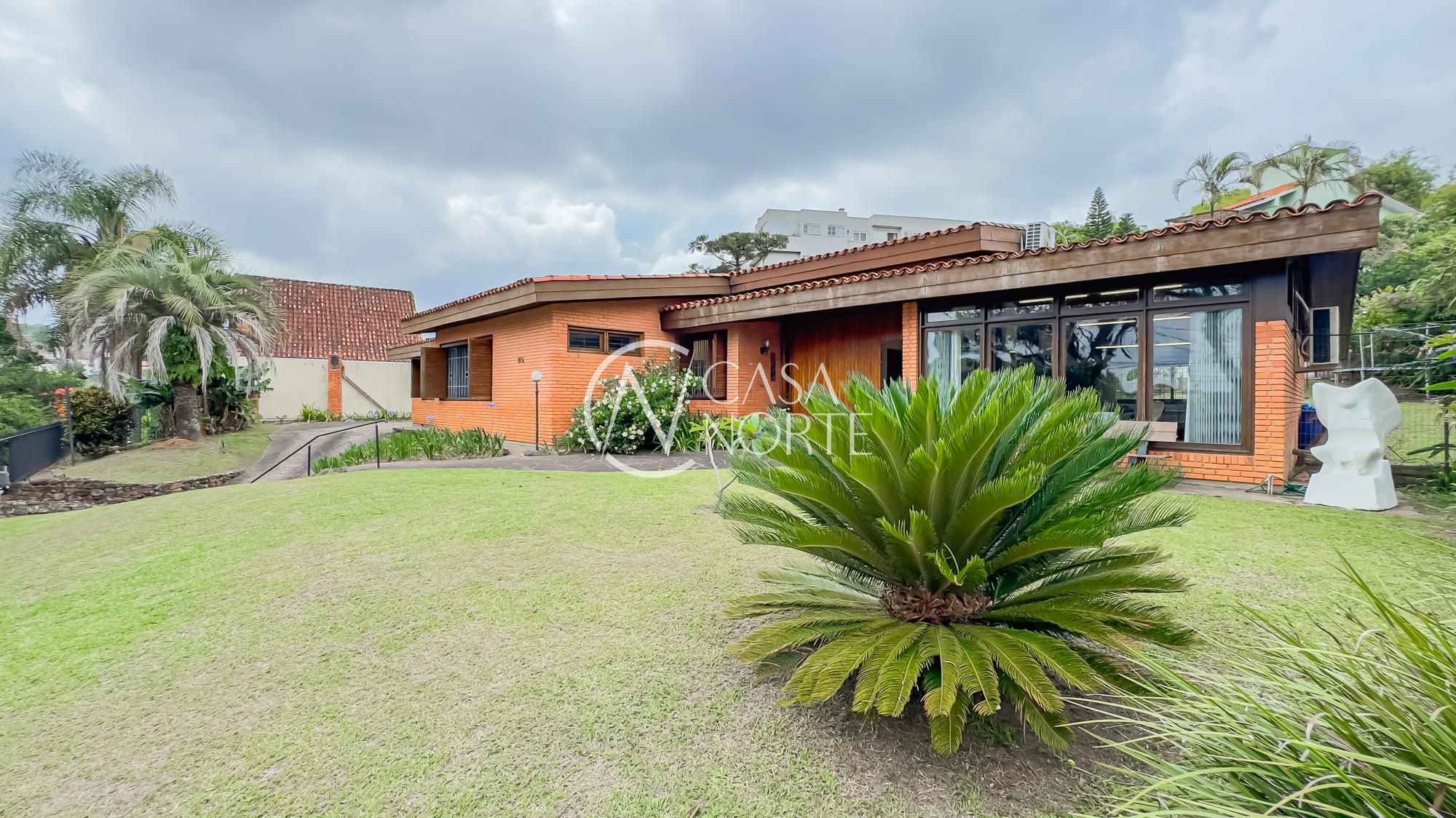 Casa à venda com 3 quartos, 313m², 1 suíte, 6 vagas, Rua João Paetzel no bairro Chácara das Pedras em Porto Alegre