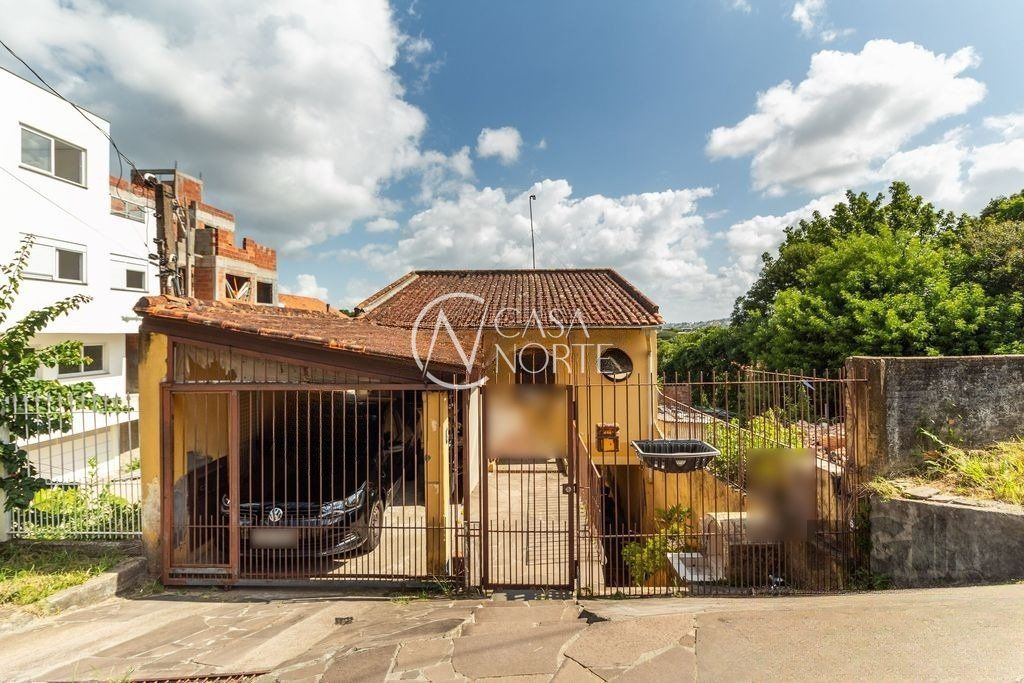 Casa à venda com 4 quartos, 212m², 1 suíte, 1 vaga, Rua Padre João Batista Reus no bairro Camaquã em Porto Alegre