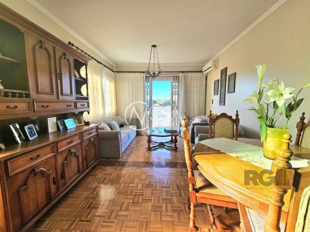 Casa à venda com 4 quartos, 246m², 1 suíte, 2 vagas, Rua Teófilo Otoni no bairro Partenon em Porto Alegre