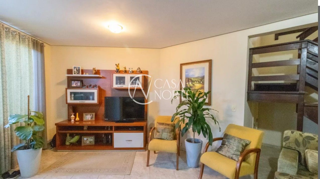 Casa à venda com 3 quartos, 235m², 1 suíte, 5 vagas, Rua Frederico Etzberger no bairro Nonoai em Porto Alegre