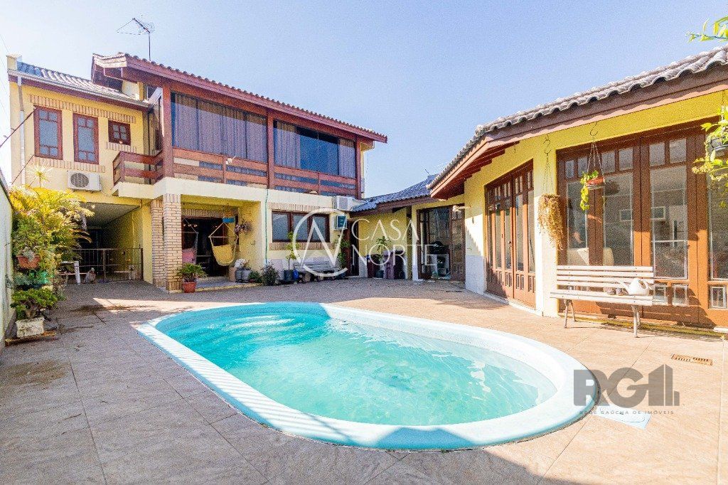 Casa à venda com 4 quartos, 304m², 2 suítes, 3 vagas, Travessa Porto Príncipe no bairro Jardim Lindóia em Porto Alegre
