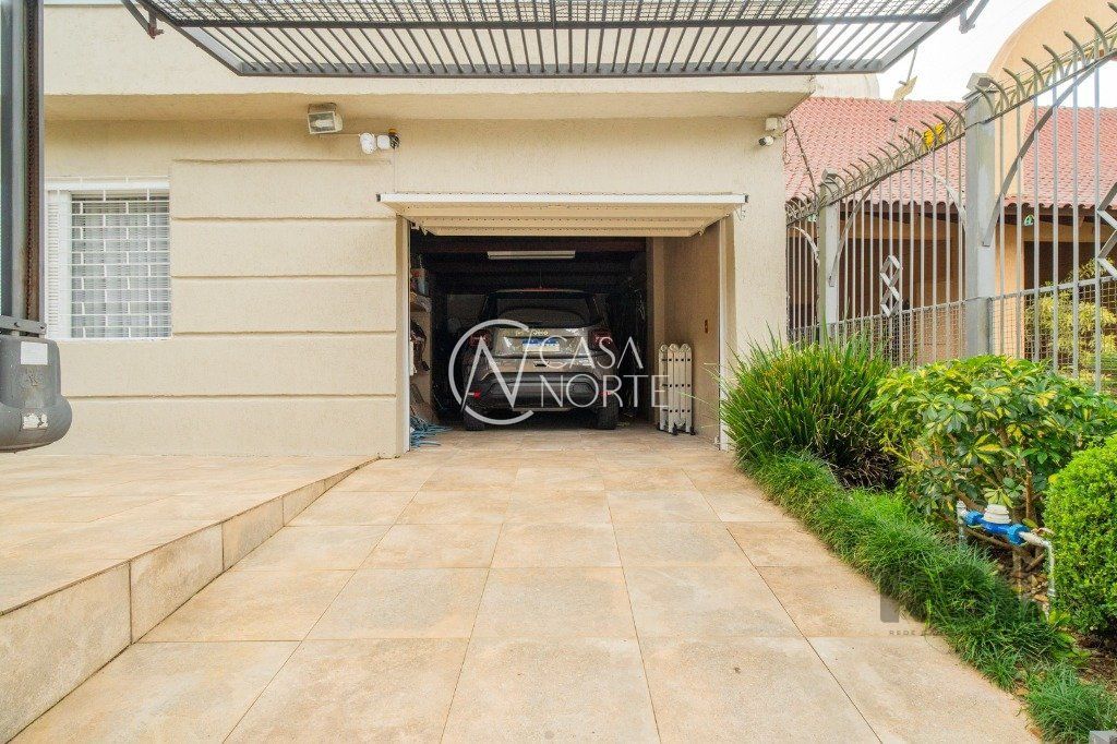 Casa à venda com 3 quartos, 200m², 2 suítes, 2 vagas, Travessa Miguel Pereira no bairro Medianeira em Porto Alegre