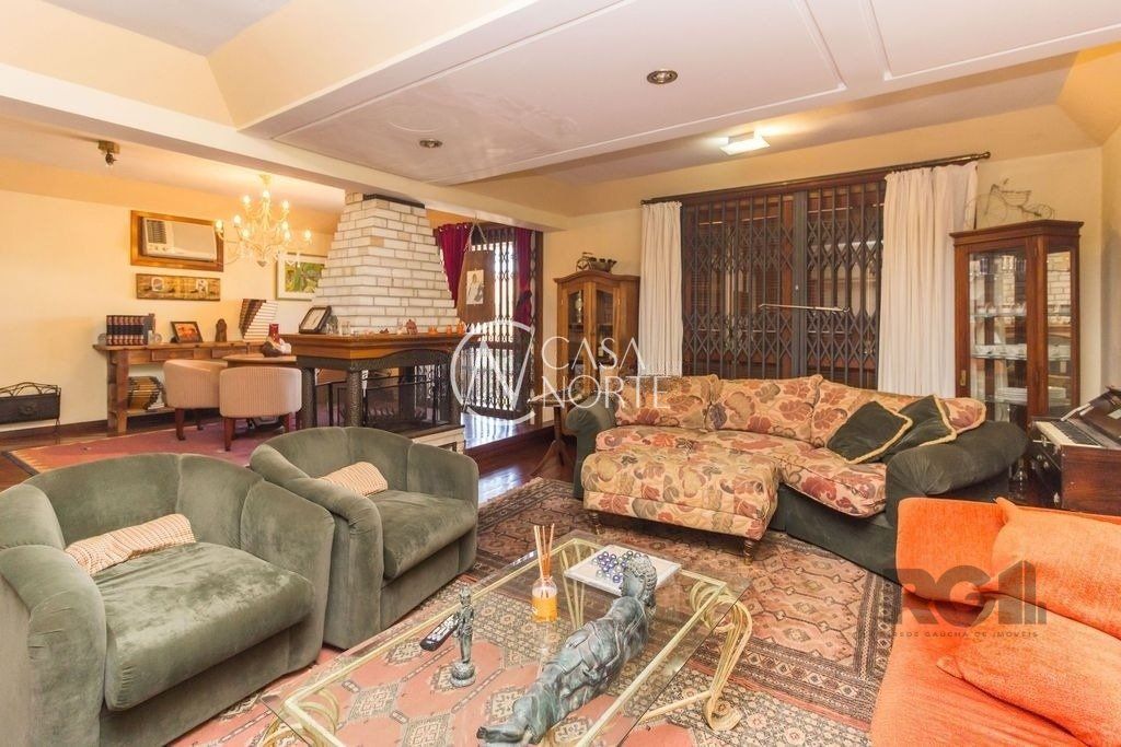 Casa à venda com 4 quartos, 470m², 3 suítes, 5 vagas, Rua Jorge Salis Goulart no bairro Jardim São Pedro em Porto Alegre