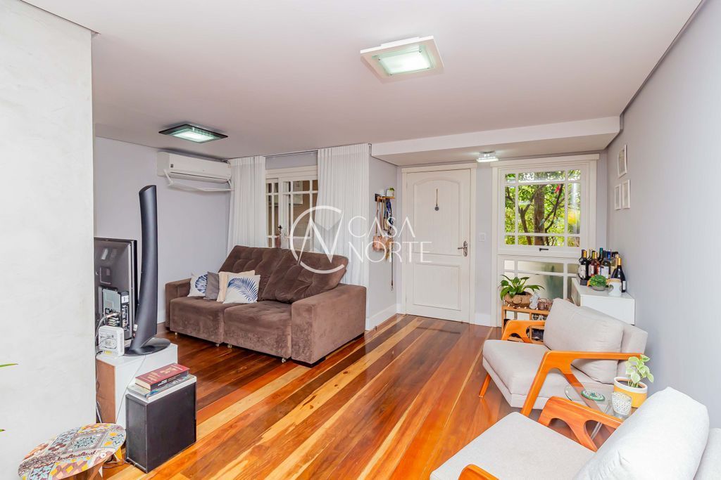 Casa à venda com 3 quartos, 140m², 1 suíte, 2 vagas, Rua Doutora Noemi Valle Rocha no bairro Serraria em Porto Alegre