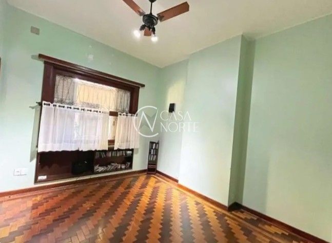 Casa à venda com 4 quartos, 374m², 2 suítes, 4 vagas, Rua Doutor Possidônio Cunha no bairro Vila Assunção em Porto Alegre