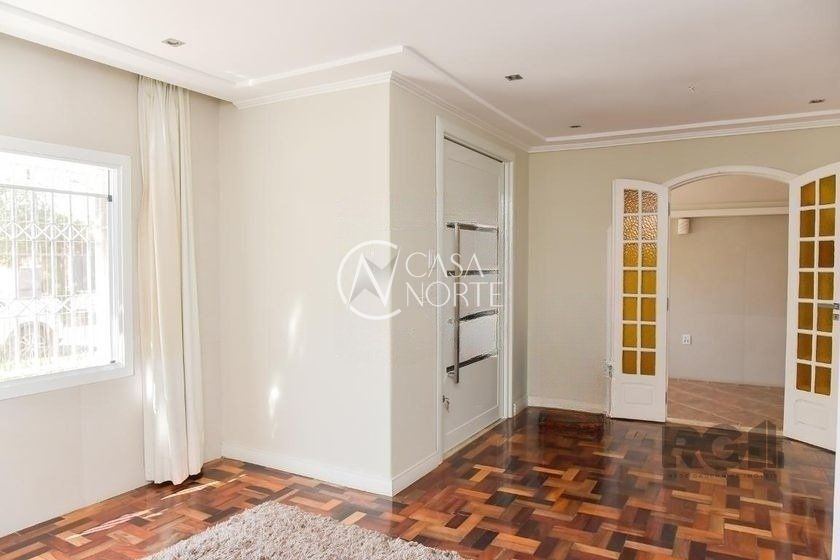 Casa à venda com 5 quartos, 197m², 1 suíte, 3 vagas, Avenida Delmar Rocha Barbosa no bairro Parque Santa Fé em Porto Alegre