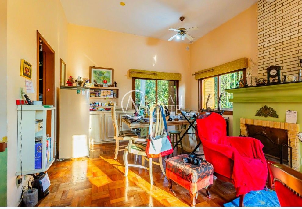 Casa à venda com 3 quartos, 387m², 1 suíte, 2 vagas, Rua Doutor Raul Franco di Primio no bairro Teresópolis em Porto Alegre