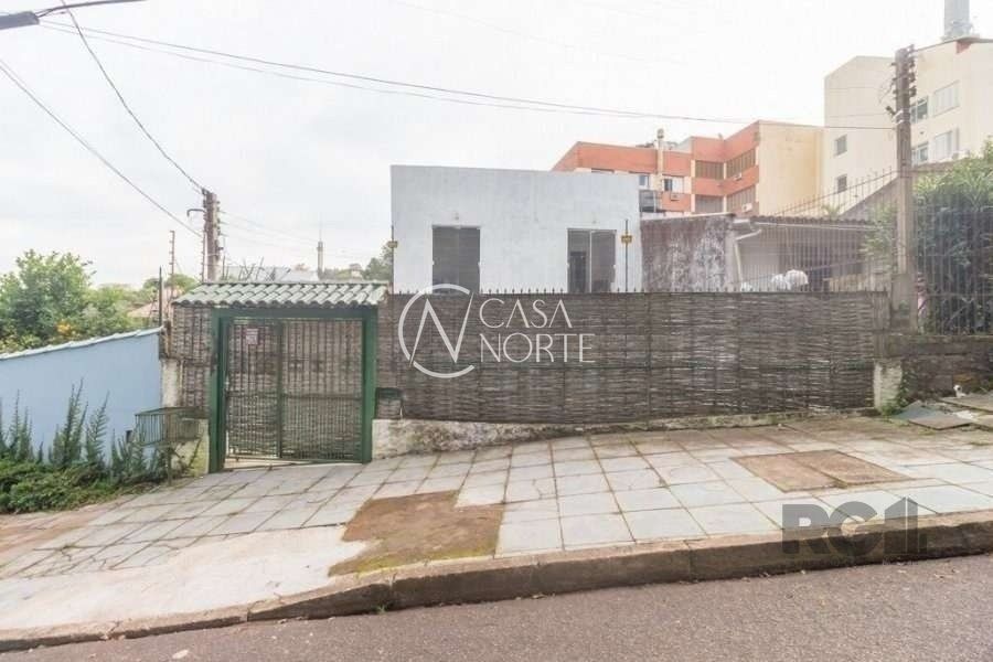Casa à venda com 4 quartos, 160m², 2 suítes, 2 vagas, Rua Itagibá no bairro Santa Tereza em Porto Alegre