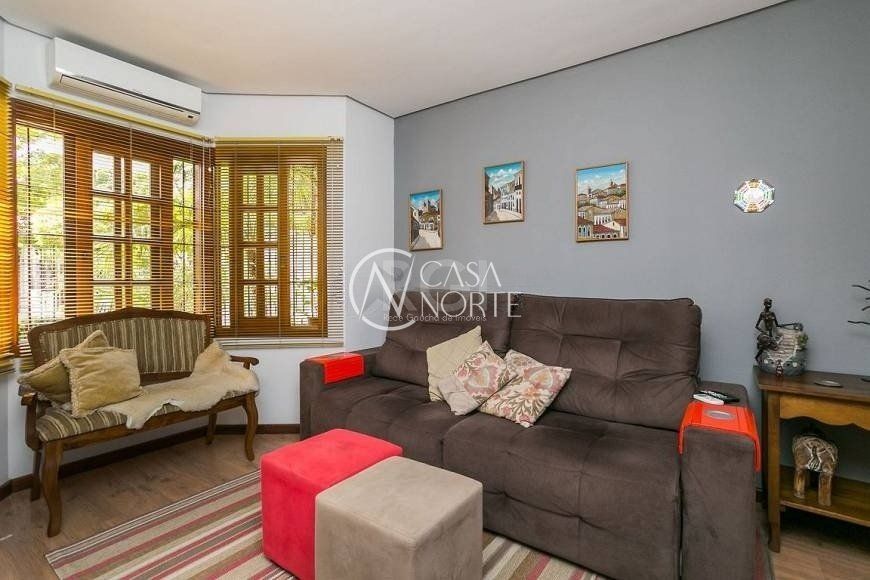 Casa à venda com 3 quartos, 147m², 1 suíte, 3 vagas, Rua Criciuma no bairro Guarujá em Porto Alegre