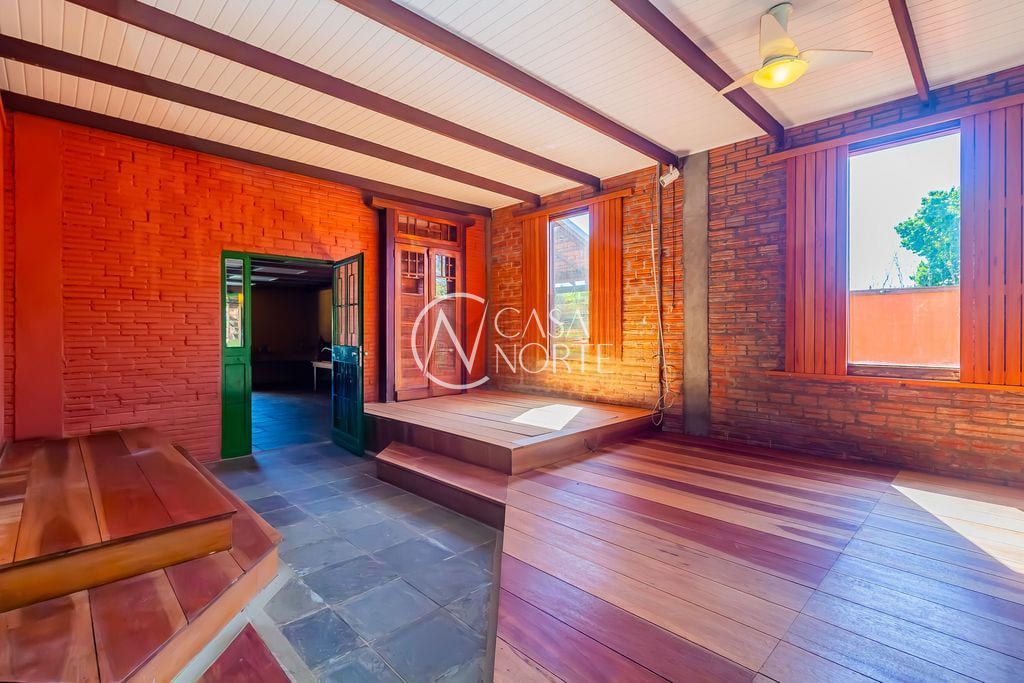 Casa à venda com 3 quartos, 293m², 1 suíte, 6 vagas, Rua Santa Mônica no bairro Ponta Grossa em Porto Alegre