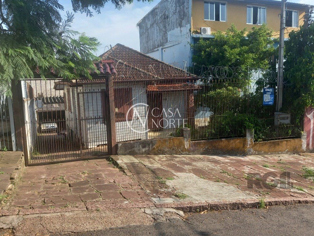 Casa à venda com 3 quartos, 326m², 6 vagas, Rua Oscar Schneider no bairro Medianeira em Porto Alegre