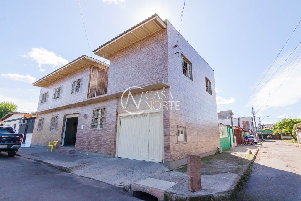 Casa à venda com 3 quartos, 230m², 1 vaga, Rua Jayme Tolpolar no bairro Farrapos em Porto Alegre