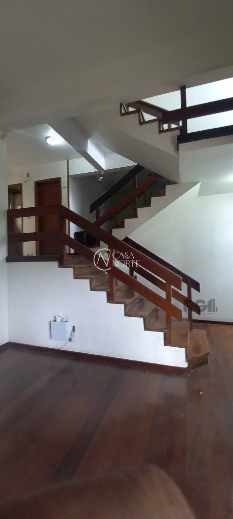 Casa à venda com 3 quartos, 300m², 2 vagas, Rua Imeram Teixeira Cabeleira no bairro Ipanema em Porto Alegre