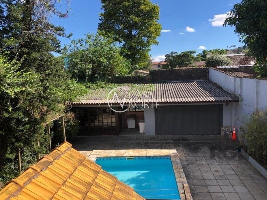 Casa à venda com 4 quartos, 365m², 3 suítes, 5 vagas, Rua Paulino Azurenha no bairro Partenon em Porto Alegre