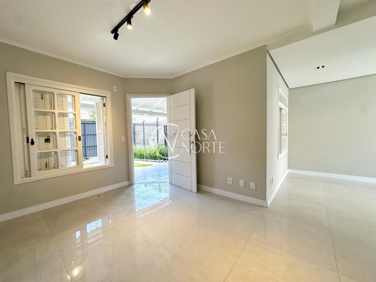 Casa à venda com 3 quartos, 104m², 1 suíte, 3 vagas, Rua Rodolpho Espinoza no bairro Hípica em Porto Alegre