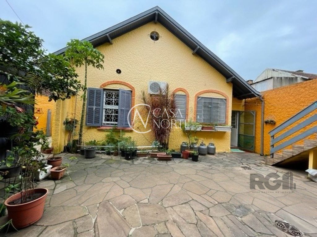 Casa à venda com 4 quartos, 265m², 1 suíte, 3 vagas, Rua Bernardino Caetano Fraga no bairro Santa Tereza em Porto Alegre