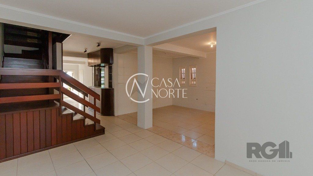 Casa à venda com 4 quartos, 235m², 1 suíte, 4 vagas, Rua Aldrovando Leão no bairro Vila Jardim em Porto Alegre