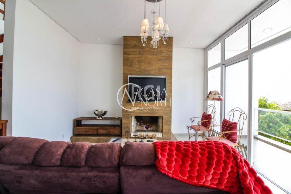 Casa à venda com 3 quartos, 300m², 1 suíte, 4 vagas, Rua Pedro Carneiro Pereira no bairro Teresópolis em Porto Alegre