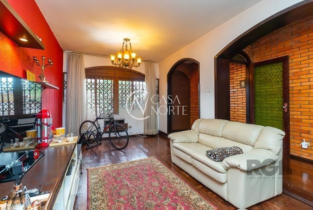Casa à venda com 5 quartos, 245m², 1 suíte, 4 vagas, Travessa Von Salisch no bairro Sarandi em Porto Alegre
