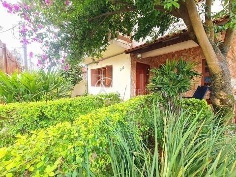 Casa à venda com 3 quartos, 388m², 3 vagas, Rua Marista no bairro Vila João Pessoa em Porto Alegre