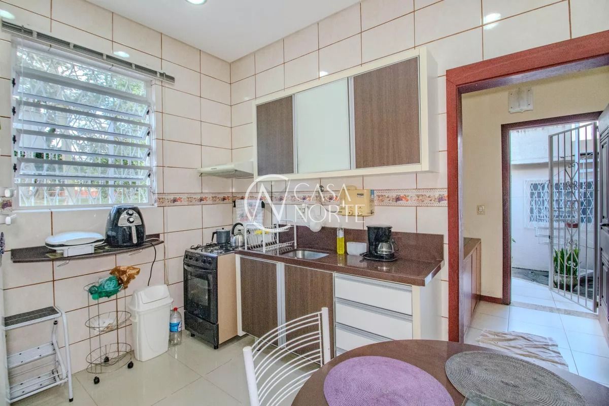 Casa à venda com 2 quartos, 173m², 2 suítes, 3 vagas, Avenida Benno Mentz no bairro Vila Ipiranga em Porto Alegre