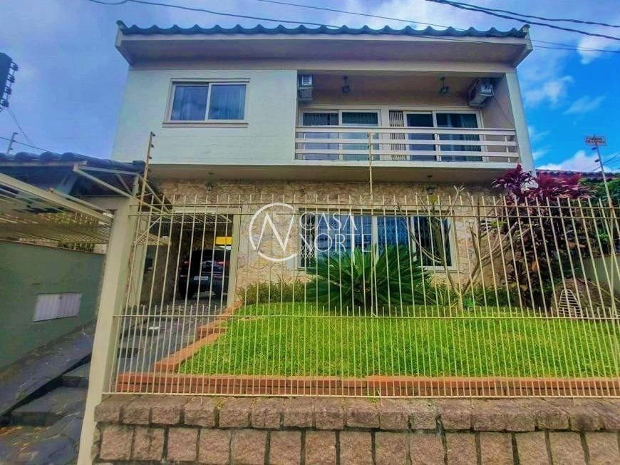 Casa à venda com 3 quartos, 250m², 2 suítes, 3 vagas, Rua Ibiruba no bairro Cavalhada em Porto Alegre