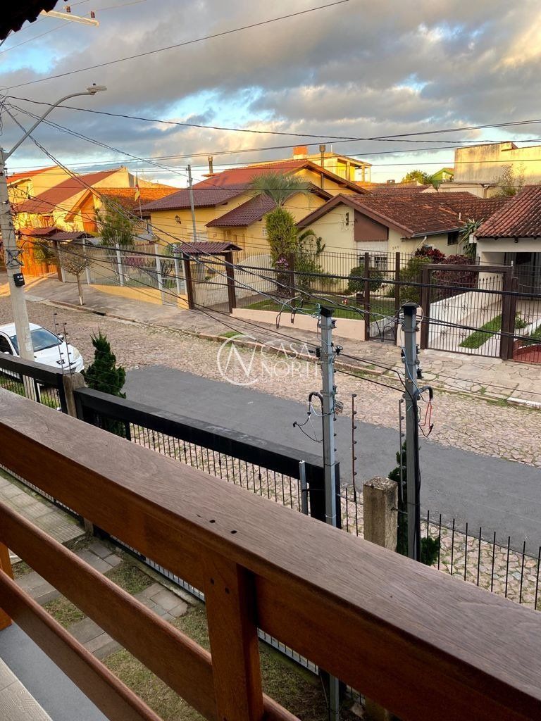 Casa à venda com 3 quartos, 137m², 1 suíte, 3 vagas, Rua Doutor Mário Totta no bairro Tristeza em Porto Alegre