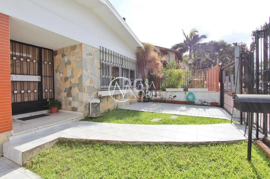 Casa à venda com 4 quartos, 247m², 1 suíte, 2 vagas, Rua Cangussu no bairro Nonoai em Porto Alegre
