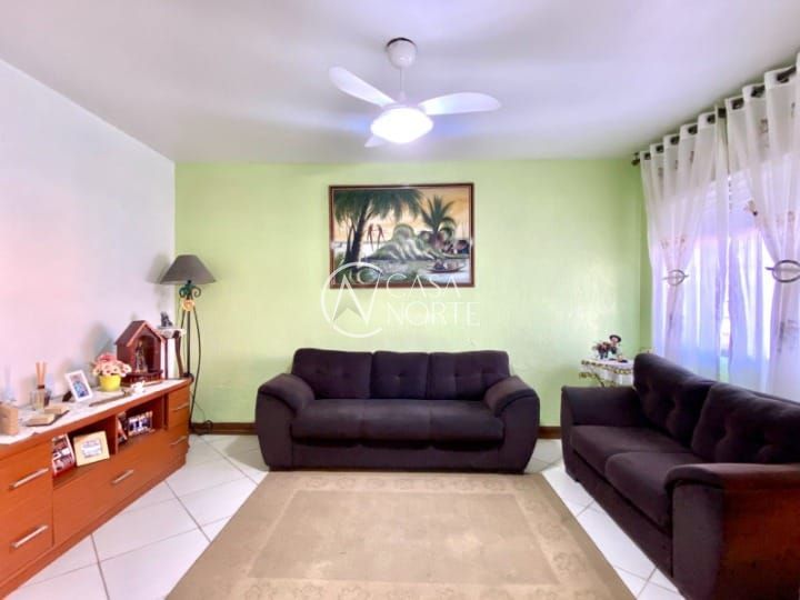 Casa à venda com 3 quartos, 160m², 4 vagas, Rua Padre Hildebrando no bairro Santa Maria Goretti em Porto Alegre