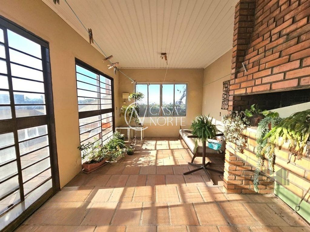 Casa à venda com 4 quartos, 246m², 1 suíte, 2 vagas, Rua Teófilo Otoni no bairro Partenon em Porto Alegre