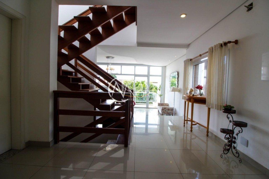 Casa à venda com 3 quartos, 300m², 1 suíte, 4 vagas, Rua Pedro Carneiro Pereira no bairro Teresópolis em Porto Alegre