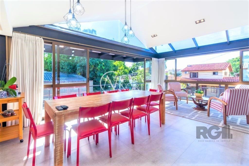 Casa à venda com 4 quartos, 380m², 3 suítes, 3 vagas, Rua Criciuma no bairro Guarujá em Porto Alegre