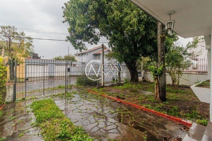 Casa à venda com 4 quartos, 189m², 5 vagas, Rua Beberibe no bairro São Sebastião em Porto Alegre
