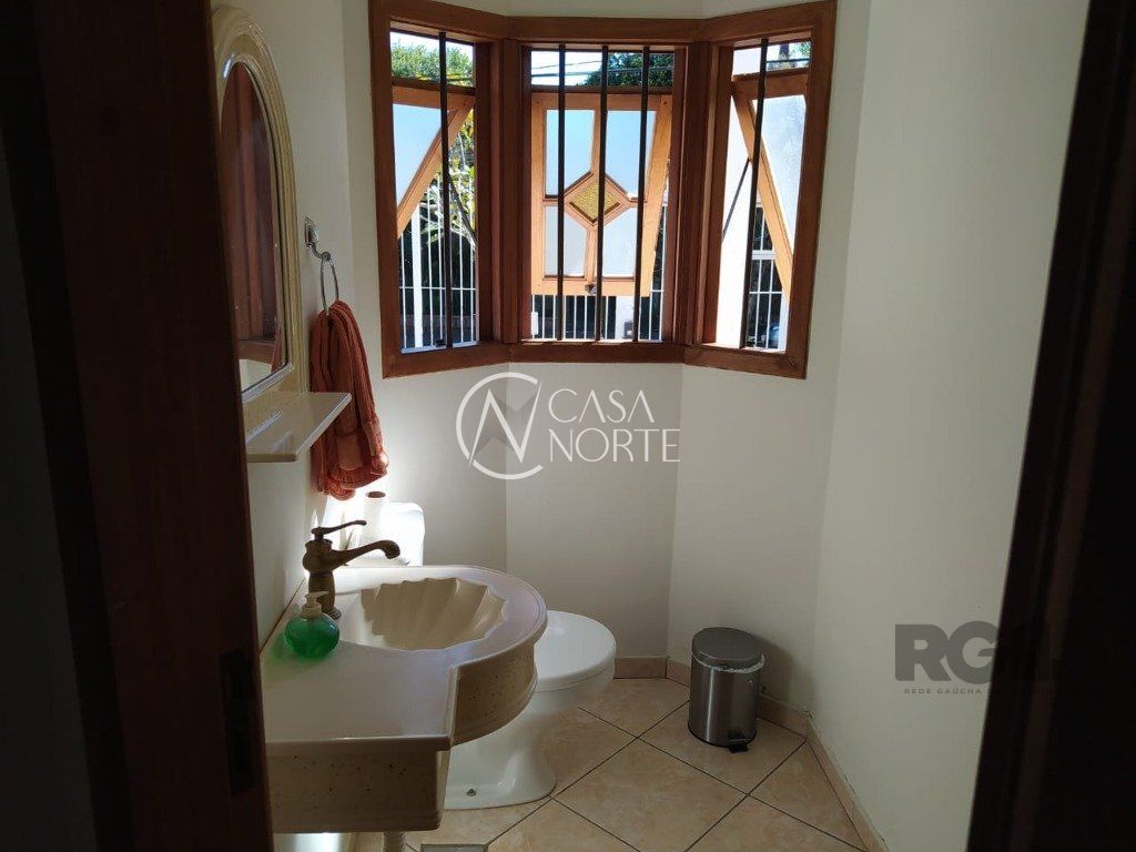 Casa à venda com 3 quartos, 234m², 1 suíte, 6 vagas, Avenida Pereira Pinto no bairro Jardim São Pedro em Porto Alegre