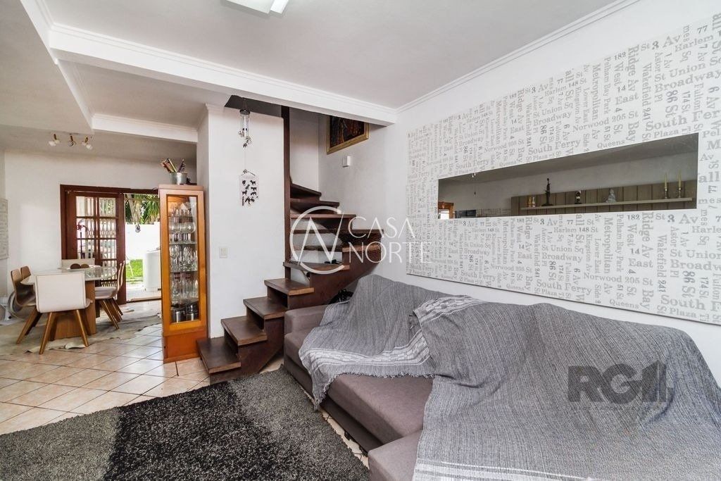 Casa à venda com 3 quartos, 117m², 1 vaga, Rua Doutor Lauro Miguel Sturm no bairro Hípica em Porto Alegre