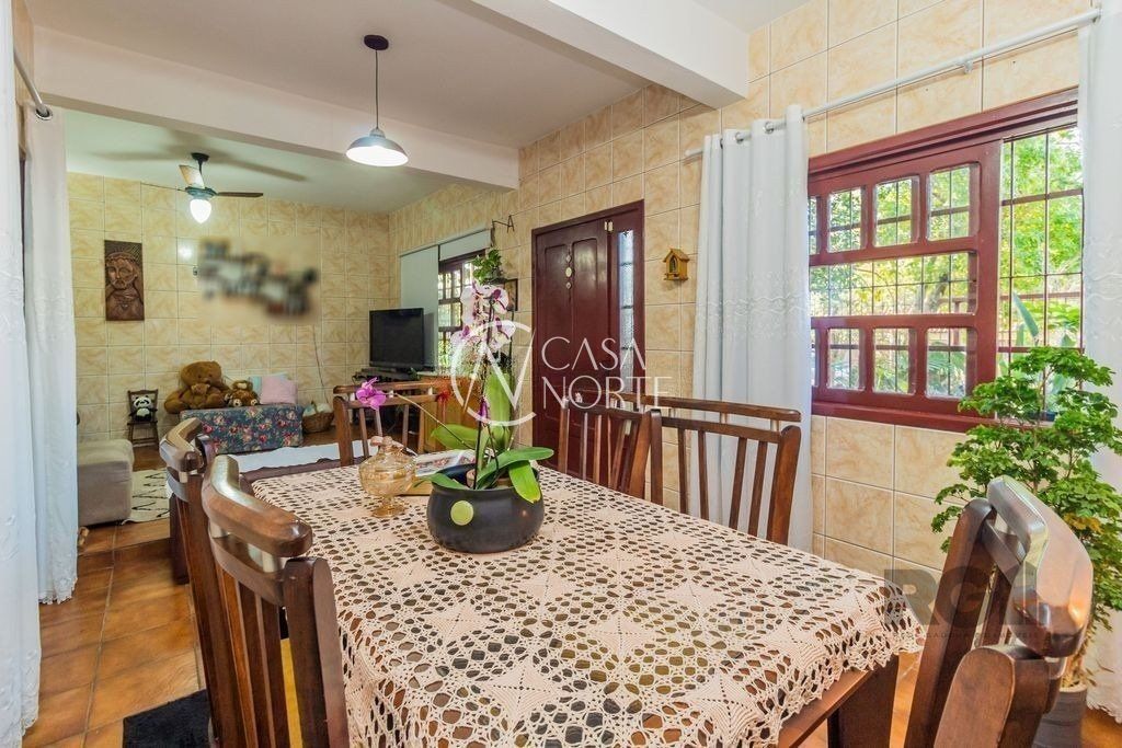 Casa à venda com 4 quartos, 215m², 4 vagas, Rua Doutor Marino Abrahão no bairro Passo das Pedras em Porto Alegre