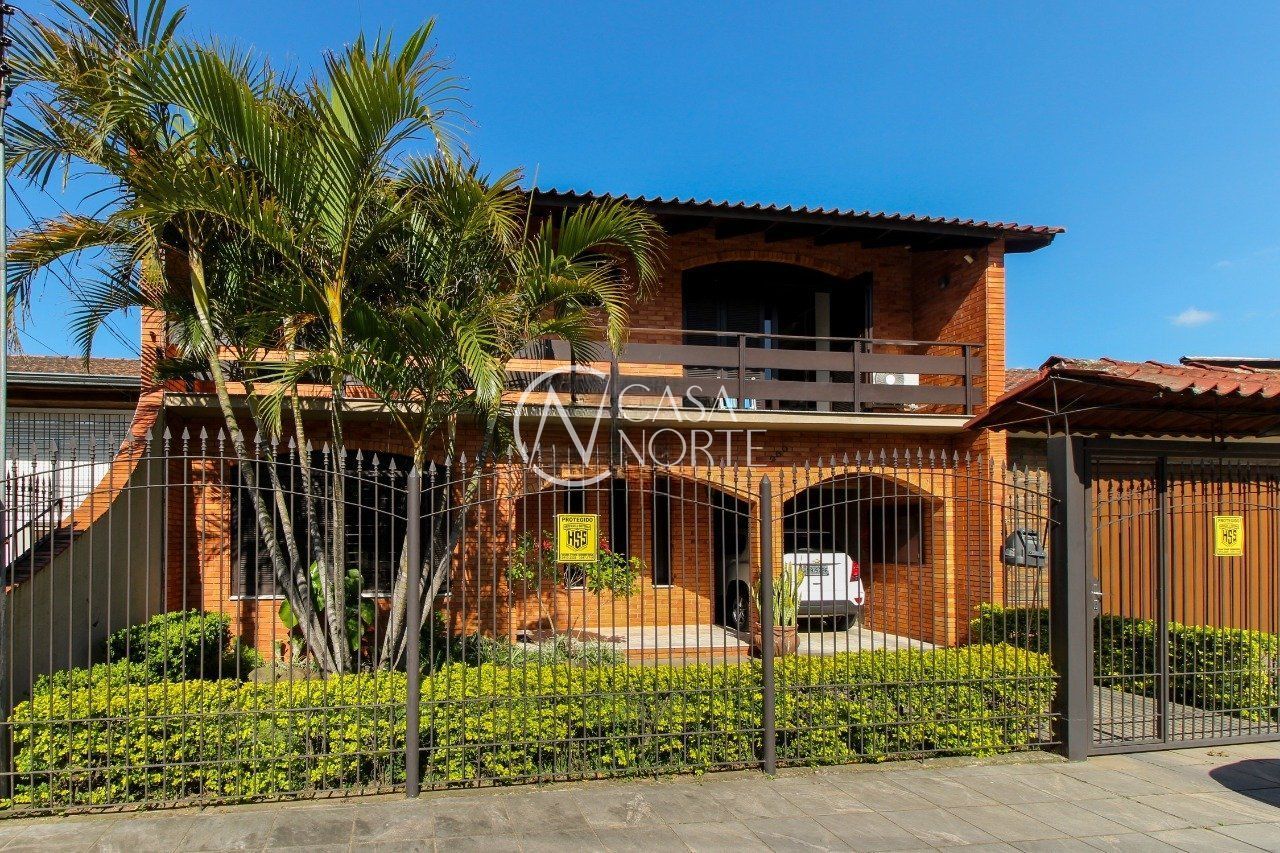 Casa à venda com 6 quartos, 405m², 1 suíte, 4 vagas, Avenida Sargento Manoel Raymundo Soares no bairro Jardim Carvalho em Porto Alegre