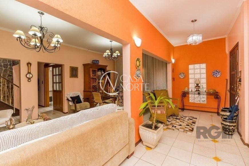 Casa à venda com 3 quartos, 300m², 1 suíte, 5 vagas, Avenida Capivari no bairro Cristal em Porto Alegre