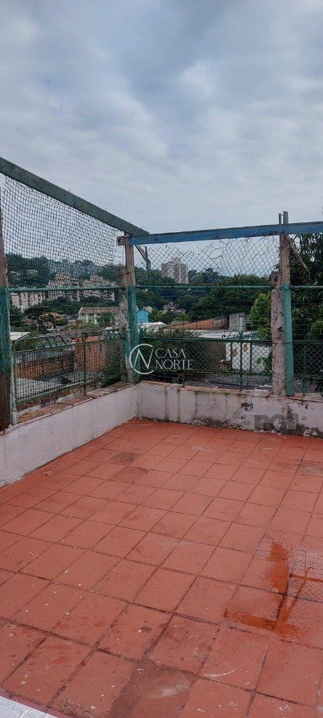 Casa à venda com 3 quartos, 200m², Rua Erechim no bairro Nonoai em Porto Alegre