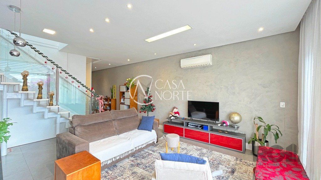 Casa à venda com 3 quartos, 197m², 1 suíte, 2 vagas, Rua Adriano Pereira da Silva no bairro Vila Nova em Porto Alegre